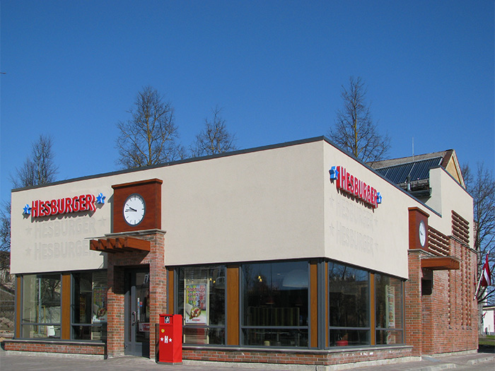 Jelgava, fasādes pulksteņi "Hesburger"