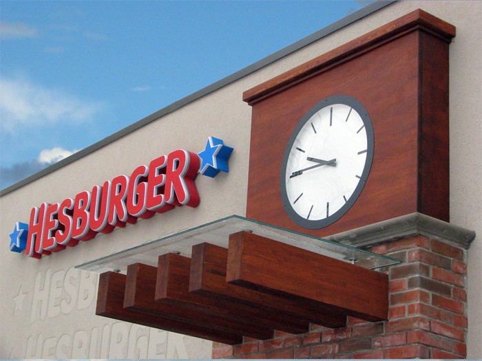 Jelgava, reklāmas pulkstenis "Hesburger"