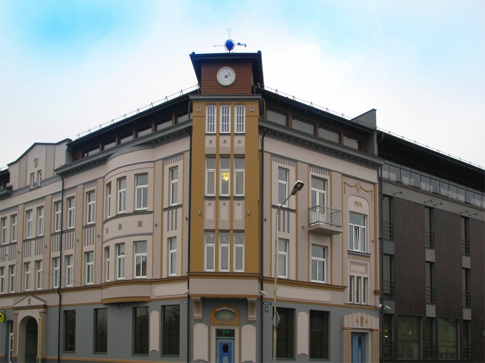 Liepāja, fasādes pulkstenis "Kolumbs" 