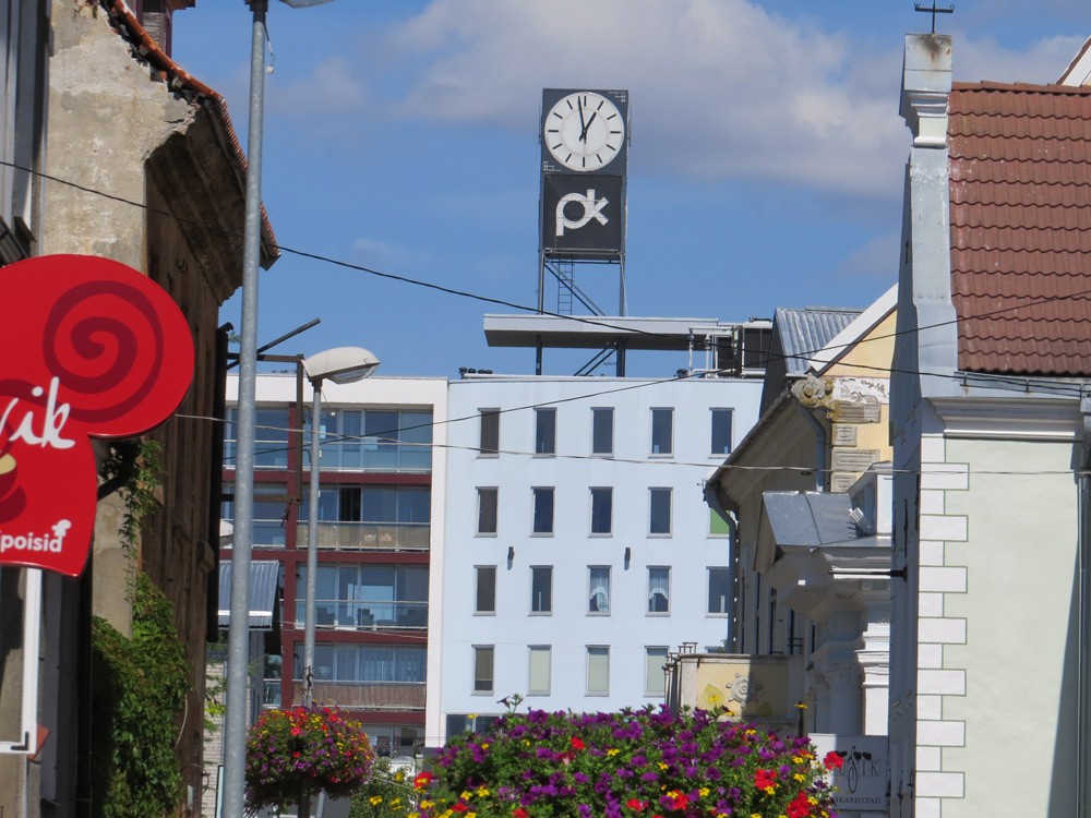 Pulkstenis uz tirdzniecības centra PK  ēkas