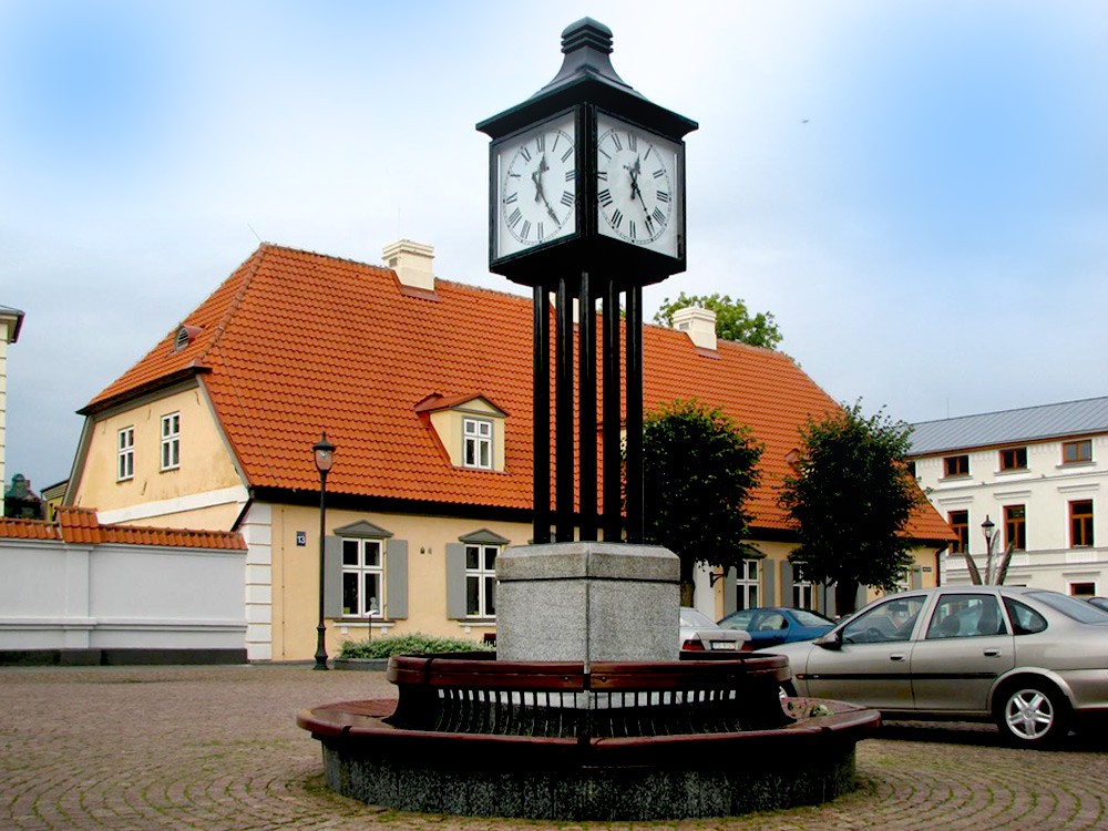 Pilsētas pulkstenis, Ventspils, Rātslaukums